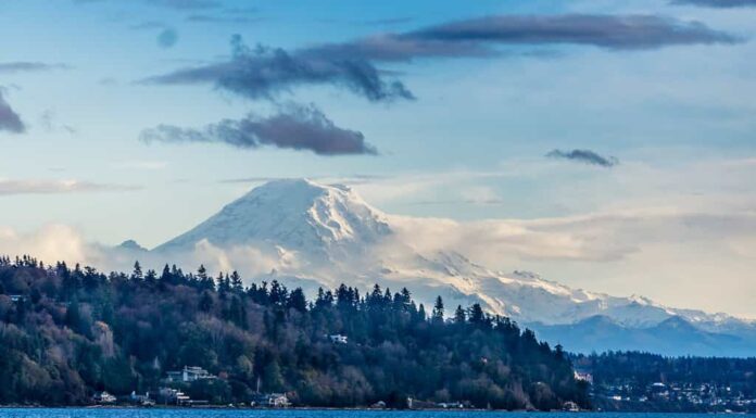 Una vista del Monte Rainier attraverso il Puget Sound.