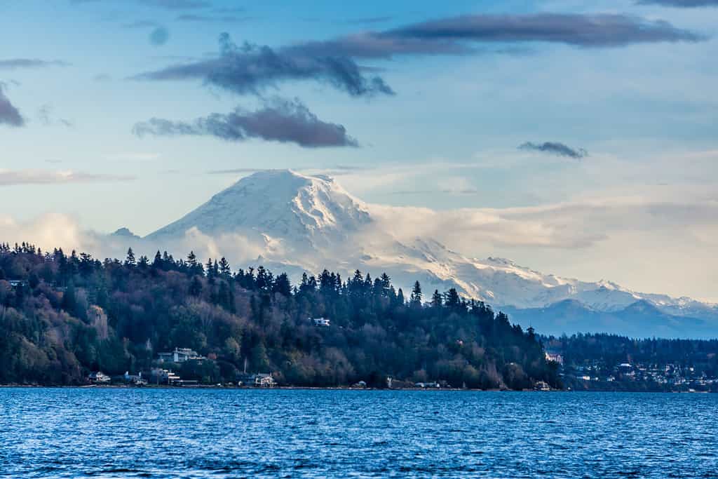 Una vista del Monte Rainier attraverso il Puget Sound.