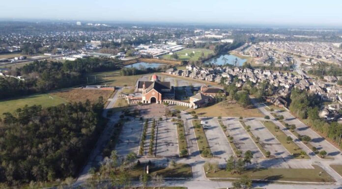 Un'impressionante veduta aerea della chiesa cattolica di Santa Marta a Porter, in Texas, che ne mette in mostra la bellezza architettonica e i dintorni