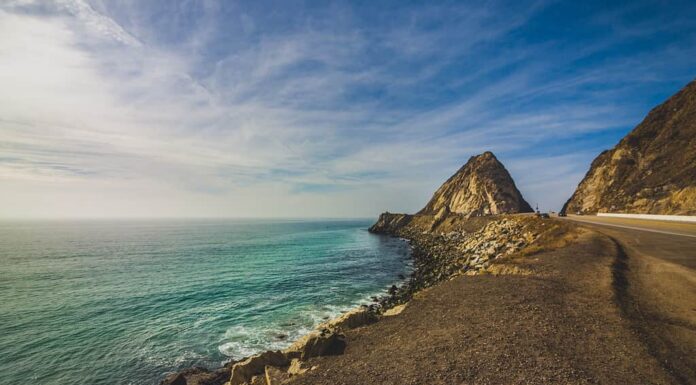 Vista della costa rocciosa del Point Mugu Rock lungo la Pacific Coast Highway, Point Mugu, California