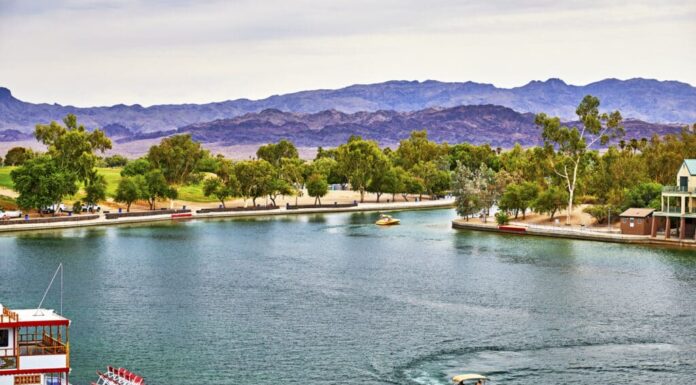 Lake Havasu, Arizona, Stati Uniti - 30 giugno 2021: Barche sul lago Havasu, Arizona prese dal London Bridge