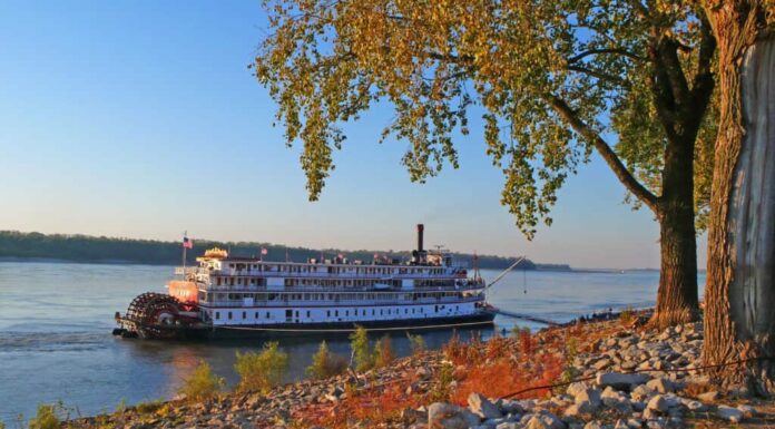 Ruota a pale sul fiume Mississippi a Memphis, Tennessee