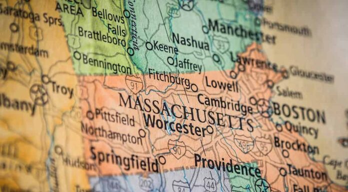 Primo piano del fuoco selettivo dello stato del Massachusetts su una mappa geografica e politica dello stato degli Stati Uniti.