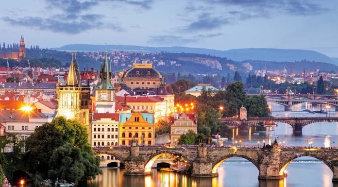 Paesaggio urbano di Praga di notte