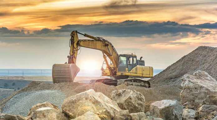 Cava con macchinari pesanti