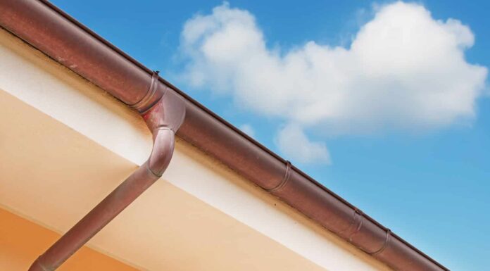 grondaia di rame marrone sotto un cielo nuvoloso