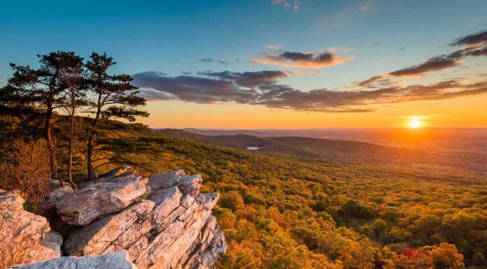 Vista al tramonto da Annapolis Rocks, lungo l'Appalachian Trail sulla South Mountain, Maryland