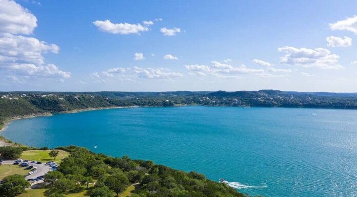 Ripresa aerea sopra Canyon Lake nel Texas Hill Country