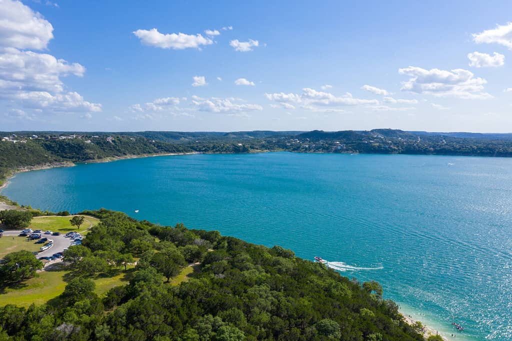 Ripresa aerea sopra Canyon Lake nel Texas Hill Country