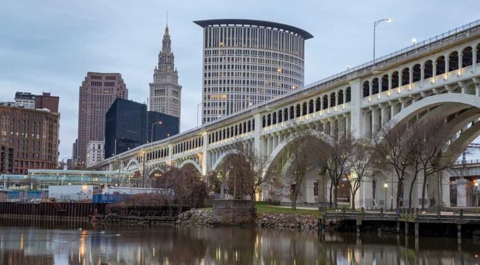 Skyline del centro e Detroit Superior Bridge, ufficialmente conosciuto come Veterans Memorial Bridge sul fiume Cuyahoga a Cleveland, Ohio, USA.