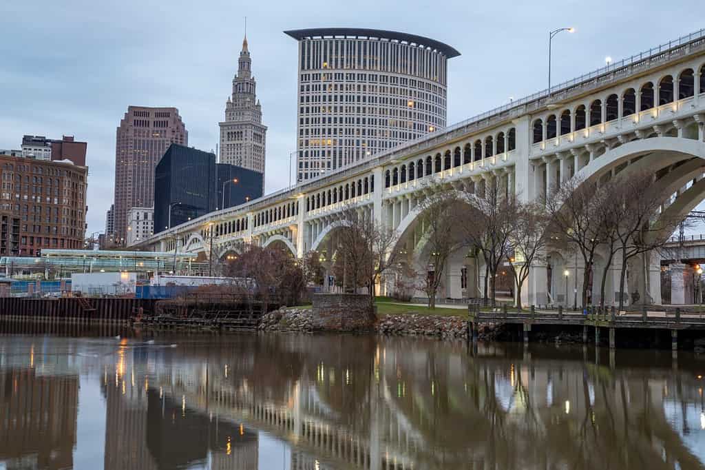 Skyline del centro e Detroit Superior Bridge, ufficialmente conosciuto come Veterans Memorial Bridge sul fiume Cuyahoga a Cleveland, Ohio, USA.
