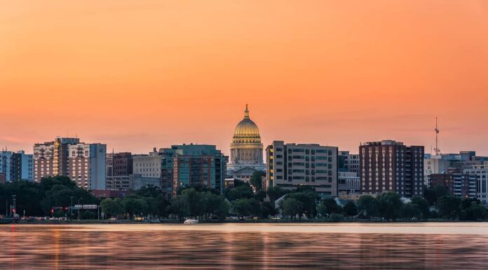 Panorama dell'orizzonte di Madison, Wisconsin.  Tramonto in riva al lago