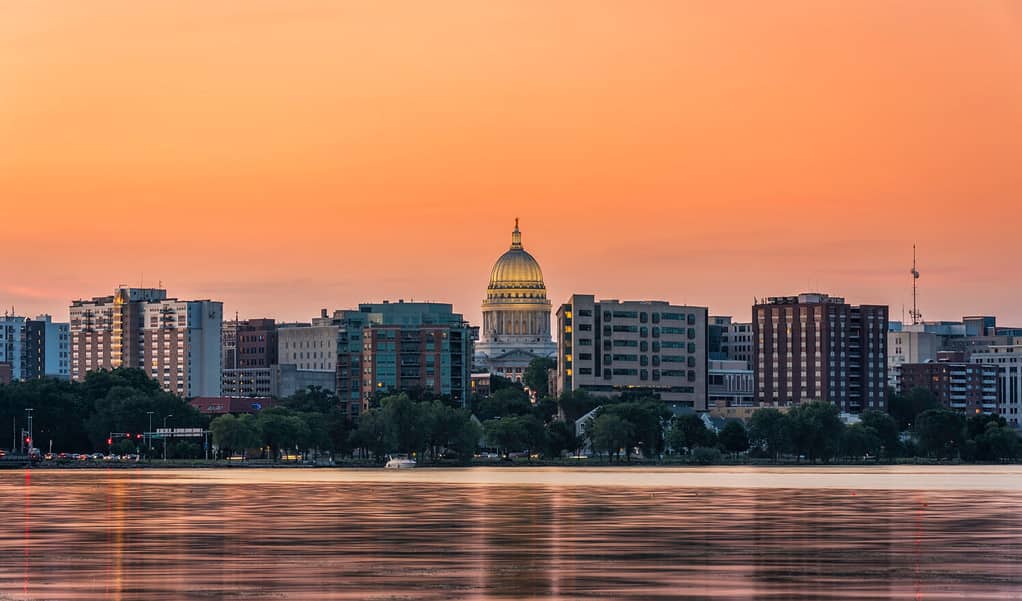 Panorama dell'orizzonte di Madison, Wisconsin.  Tramonto in riva al lago