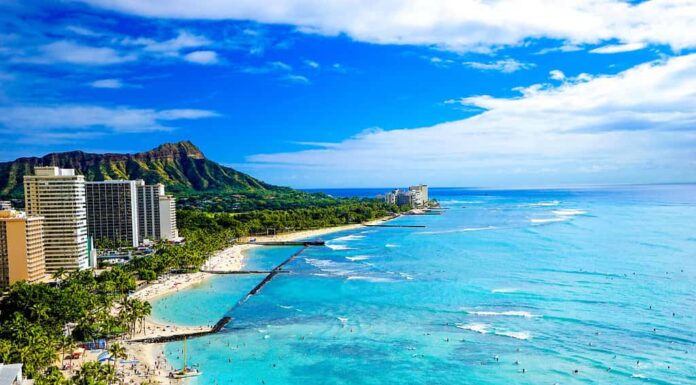 Spiaggia di Waikiki e Diamond Head, Honolulu, Isola di Oahu, Hawaii