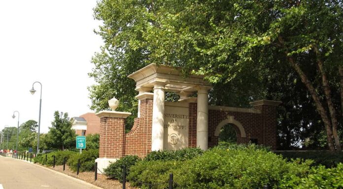 segno per l'Università del Mississippi a Oxford. 