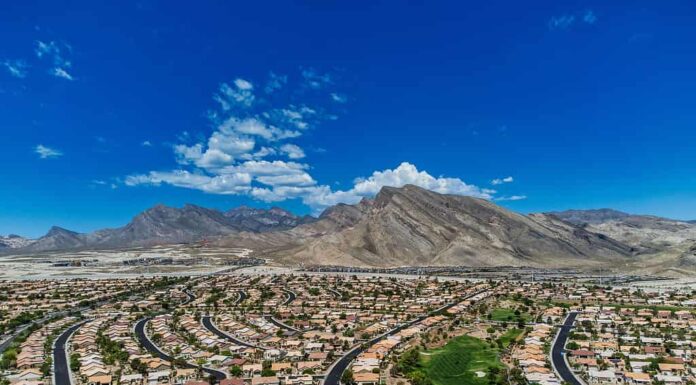 Ripresa aerea del Summerlin sotto un cielo blu e la luce del sole a Las Vegas, Nevada