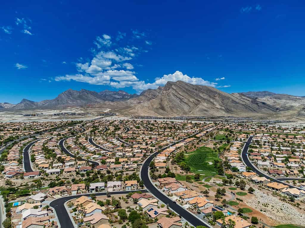 Ripresa aerea del Summerlin sotto un cielo blu e la luce del sole a Las Vegas, Nevada