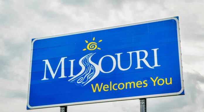 Il Missouri ti dà il benvenuto - un cartello stradale al confine di stato con l'Illinois