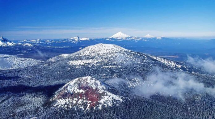 Immagine aerea delle Cascade Mountains, Oregon, Stati Uniti