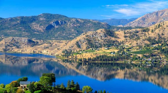 Vista del lago Skaha da Heritage Hills nella valle di Okanagan tra Okanagan Falls e Penticton, British Columbia, Canada.