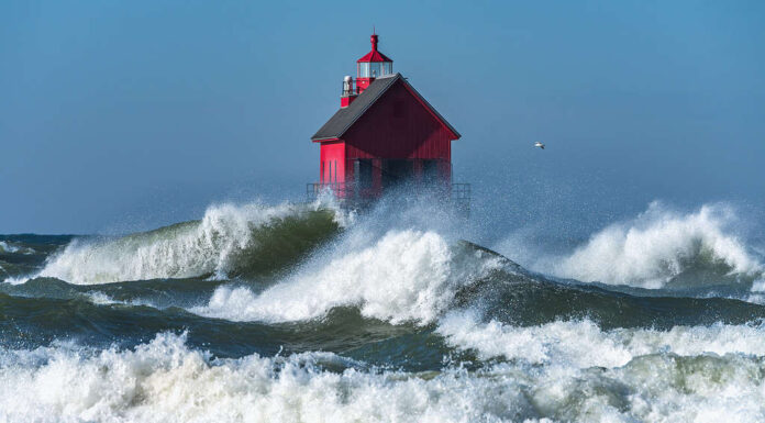 Faro di Grand Haven con onde
