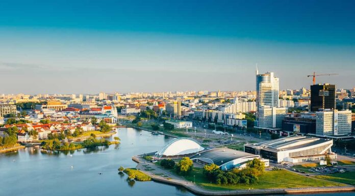 Paesaggio urbano di Minsk, Bielorussia.  Stagione estiva, ora del tramonto