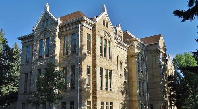 vista dal lato del vecchio edificio principale, Università del Wyoming
