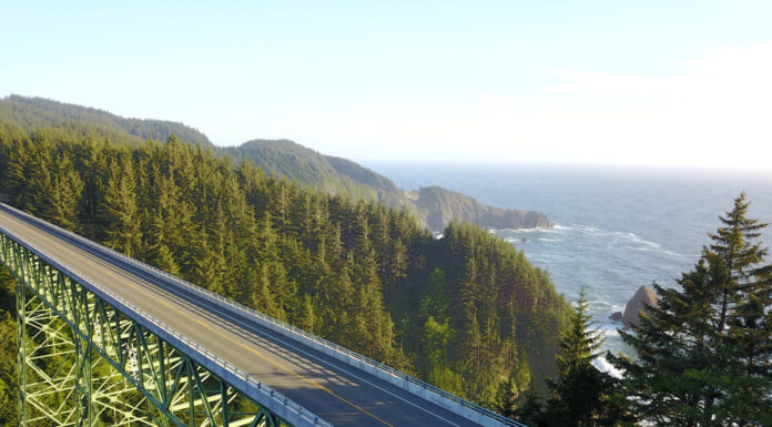 Il ponte più alto dell'Oregon, il Thomas Creek Bridge.  Ariel, drone.