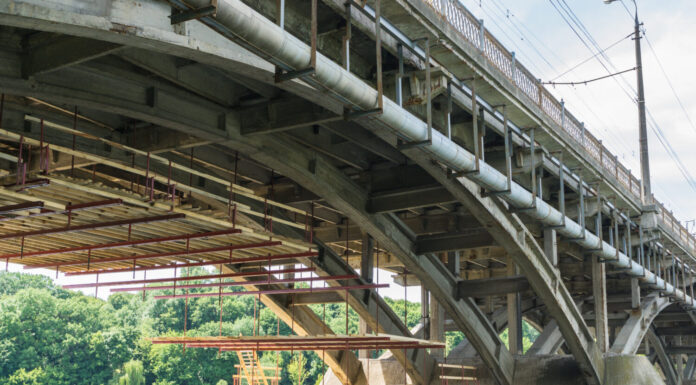 ponti in Florida in pessime condizioni, ammodernamento e riparazione del ponte automobilistico sul fiume.  ripresa dal basso, da terra sotto il ponte.  impalcature di legno, ponti in Florida in pessime condizioni