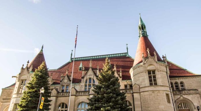 Saginaw, Michigan, Stati Uniti d'America - 30 settembre 2017: Il Museo del Castello nella città di Saginaw ospita il Museo storico della contea di Saginaw e si trova nel centro della città.  Una volta era un ex ufficio postale.