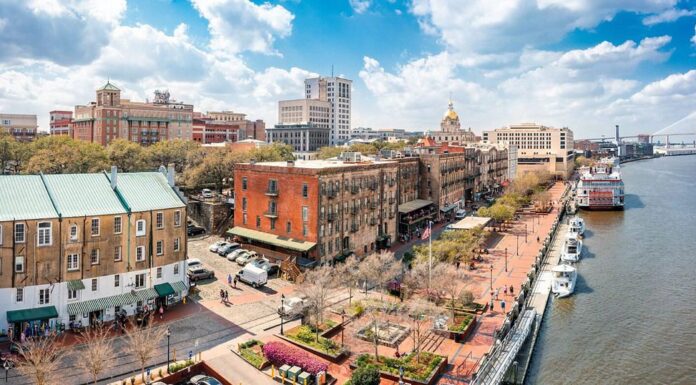 Veduta aerea dello skyline di Savannah, Georgia, lungo River Street.  Savannah è la città più antica dello stato americano della Georgia ed è il capoluogo della contea di Chatham.