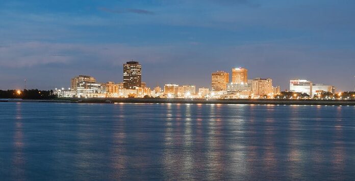 La notte cade sul fiume Mississippi che mostra la costruzione della capitale dello stato Baton Rouge