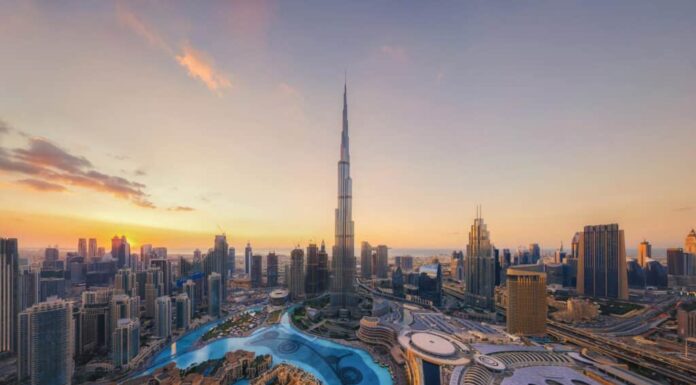 Veduta aerea del Burj Khalifa nello skyline e nella fontana del centro di Dubai, negli Emirati Arabi Uniti o negli Emirati Arabi Uniti.  Distretto finanziario e area commerciale in una città urbana intelligente.  Grattacieli e grattacieli al tramonto.