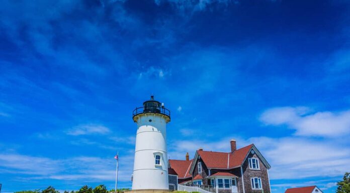 Faro colorato di Chatham sulle rive di Cape Cod MA