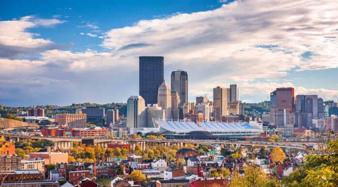 Pittsburgh, Pennsylvania, USA skyline dalle colline.