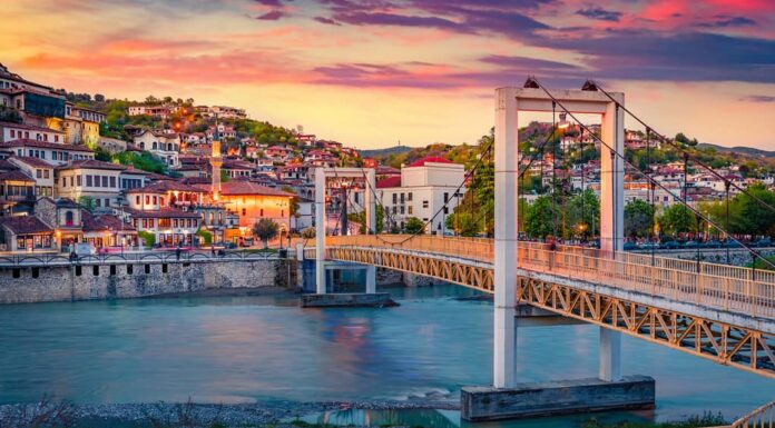 Incredibile paesaggio urbano serale della città di Berat.  Splendido tramonto primaverile in Albania.  Sfondo del concetto di viaggio.