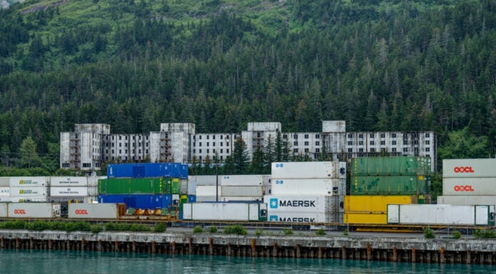 Vista verso il Buckner Building a Whittier dal traghetto in Alaska U