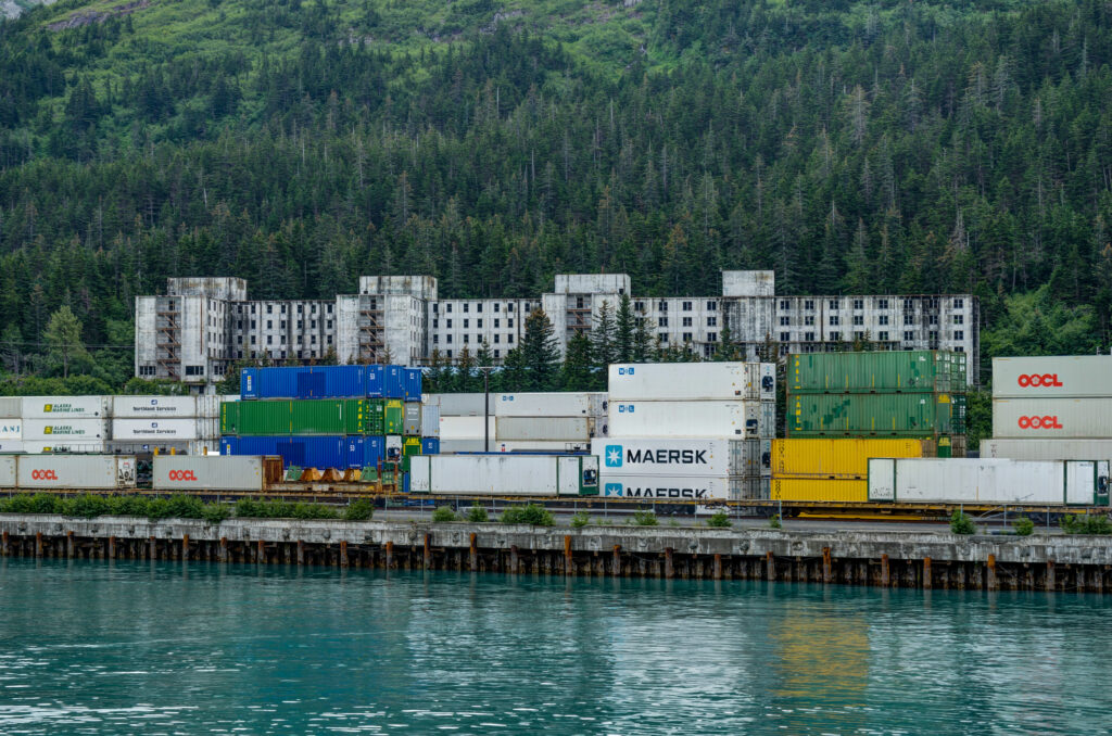 Vista verso il Buckner Building a Whittier dal traghetto in Alaska U