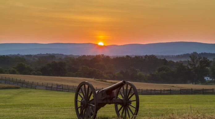 Il sole che sorge dietro l'artiglieria vicino a un campo di grano al campo di battaglia nazionale di Antietam a Sharpsburg, nel Maryland.  La battaglia di Antietam fu la più sanguinosa battaglia di un giorno nella storia americana.
