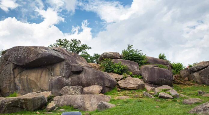 Vista del campo di battaglia militare della guerra civile a Devil's Den a Gettysburg Pennsylvania