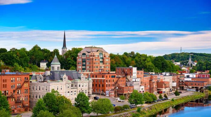 Augusta, Maine, skyline degli Stati Uniti sul fiume.