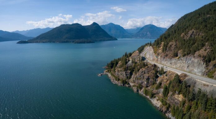 Vista panoramica aerea della Sea to Sky Highway a Howe Sound, a nord di Vancouver, British Columbia, Canada.  Preso durante una soleggiata giornata estiva.