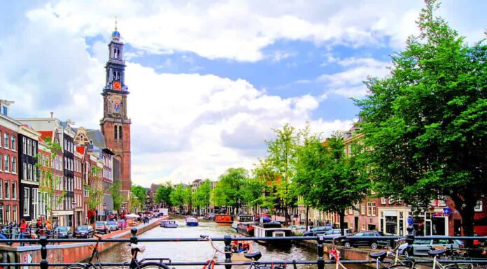 Biciclette che costeggiano un ponte sui canali di Amsterdam, Paesi Bassi