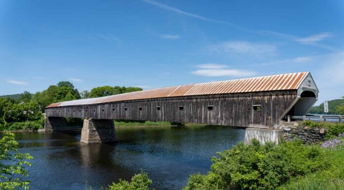 Ponte coperto della Cornovaglia-Windsor.  Costruito nel 1866, il ponte coperto a due campate più lungo.  Luogo di attraversamento del generale Lafayette.  Attraversa il fiume Connecticut tra la Cornovaglia, nel New Hampshire, e Windsor, nel Vermont.