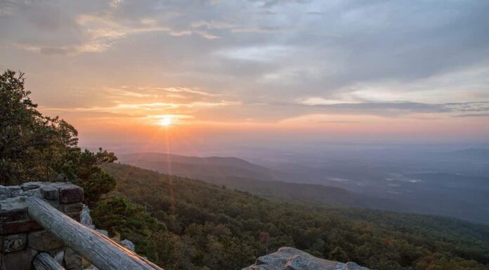 Alba al parco statale di Mount Magazine, Arkansas