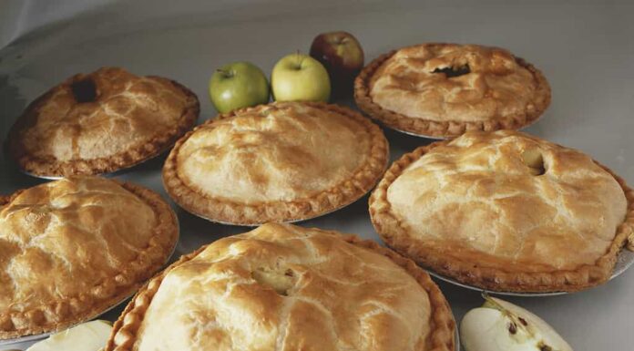 Torta di mele con fette di mela, primo piano
