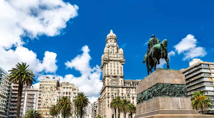 Mausoleo Artigas e Palazzo Salvo a Montevideo, Uruguay