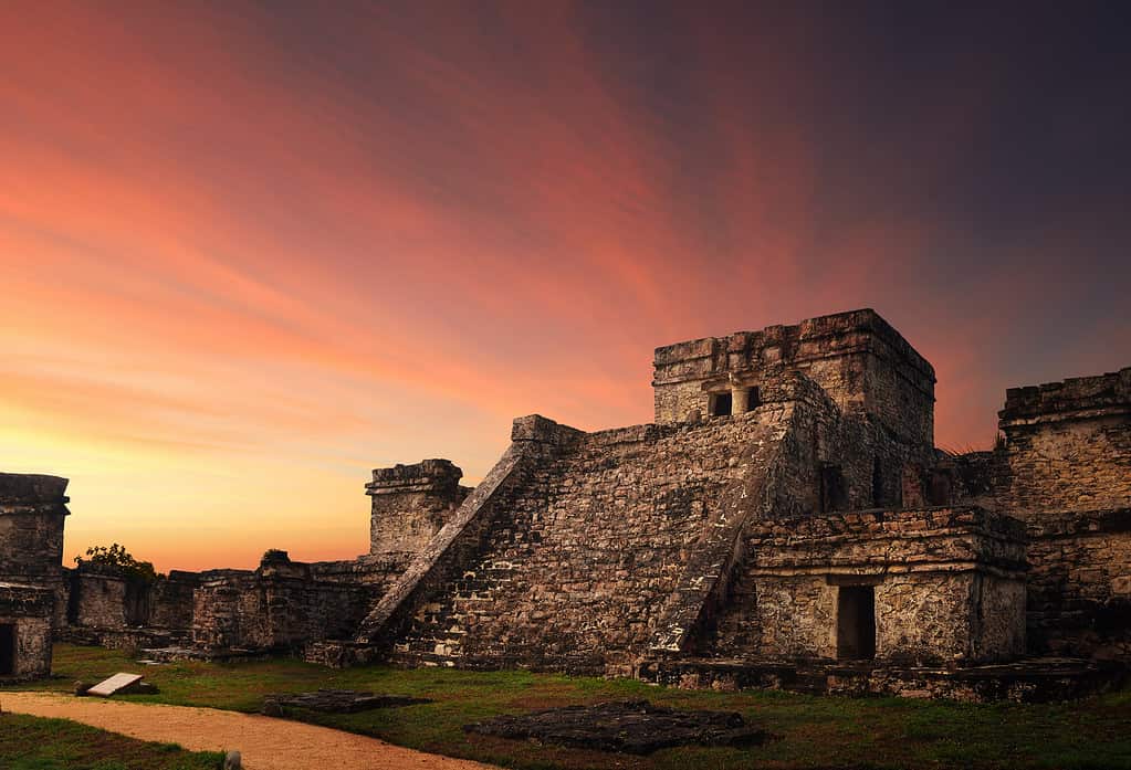 Fortezza di Castillo nell'antica città maya di Tulum in Messico