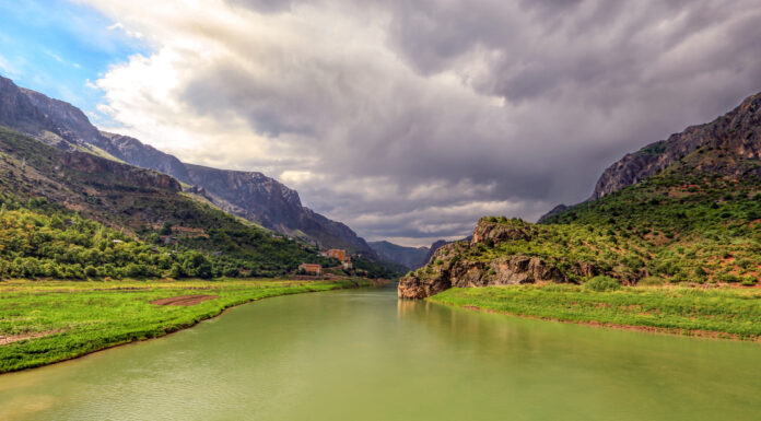 Paesaggio del fiume Eufrate a Kemaliye, Erzincan, Turchia.  L'Eufrate scorre attraverso la Siria e l'Iraq per confluire nel Tigri nello Shatt al-Arab, che sfocia nel Golfo Persico.