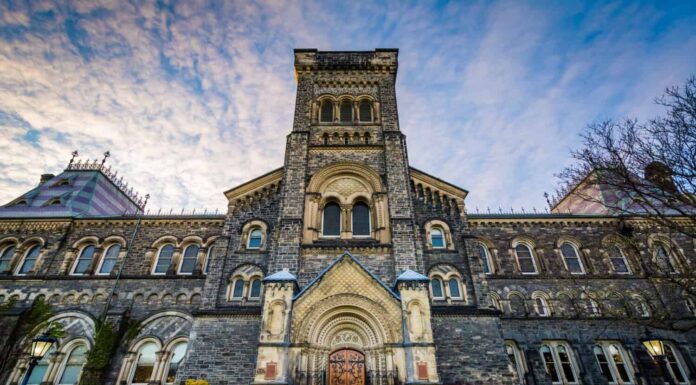 L'University College Building al tramonto, presso l'Università di Toronto, a Toronto, Ontario.
